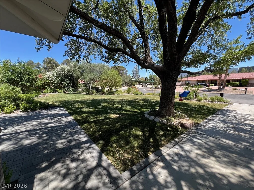 3 bed, 2.0 bath, 2424 sqft, $5,395 — Photo 3