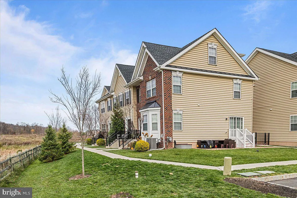 3 bed, 2.5 bath, 2012 sqft, $3,100 — Photo 3