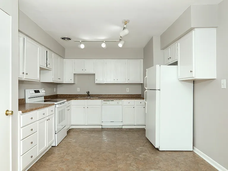 347 N Eton St #18 — Photo 9