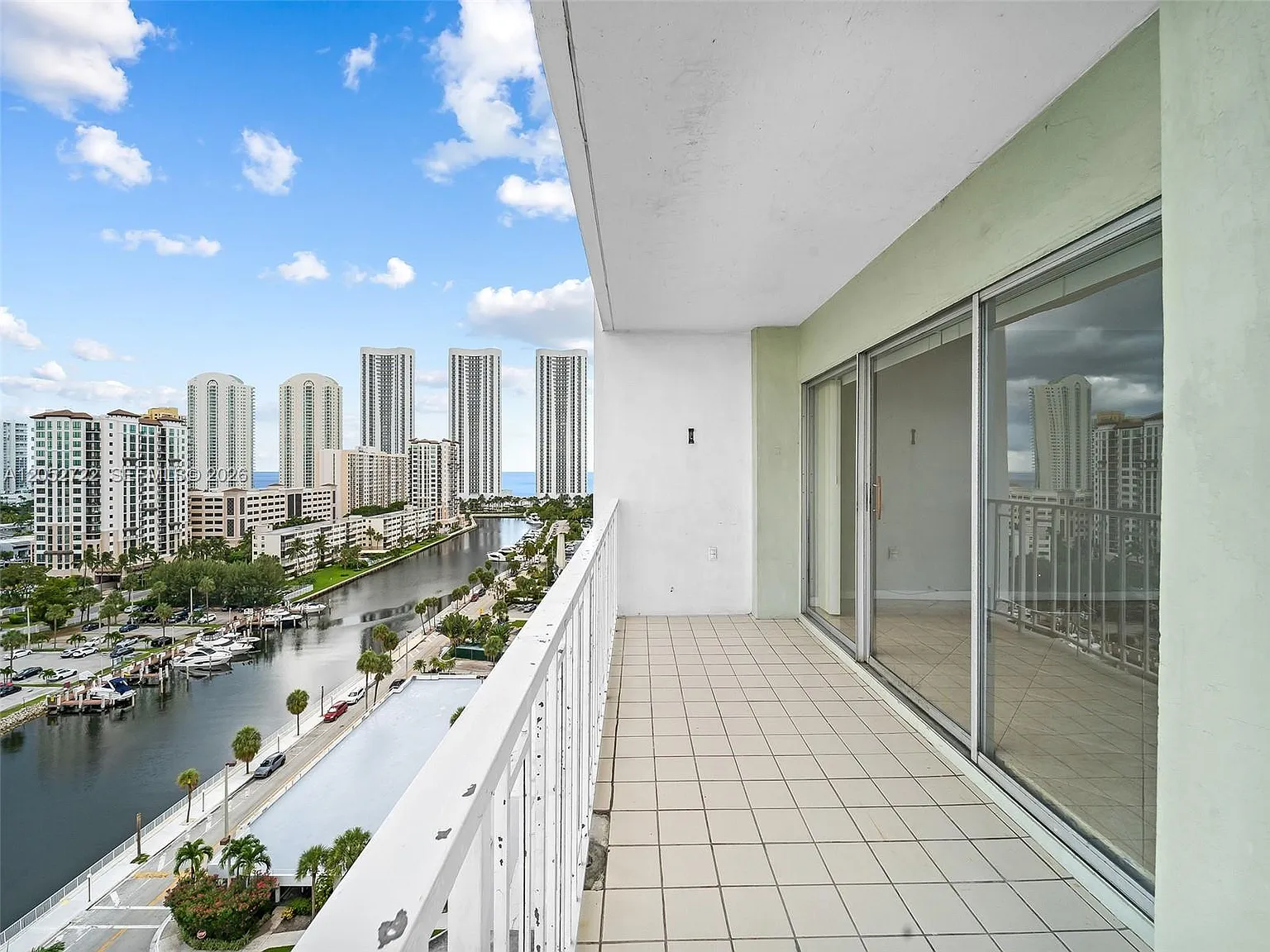 Arlen House West Condo — Photo 3