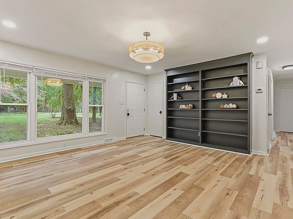 5th image of 300 Simpson St