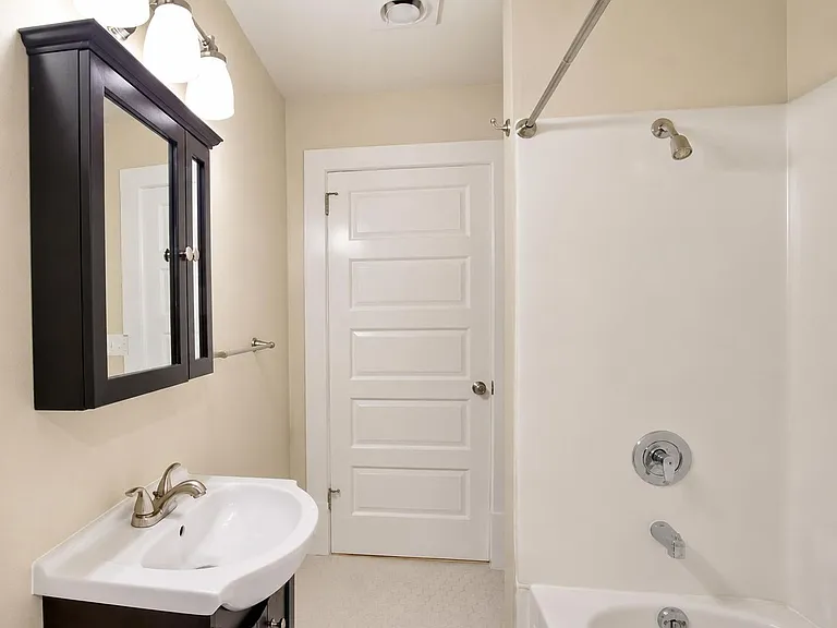 Top-Floor 3bed/1bath Duplex Unit in Cherry Hill! — Photo 7