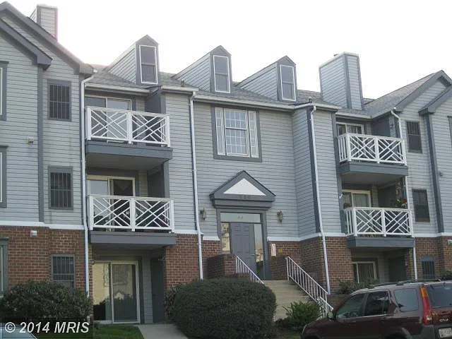 200 Oak Leaf Cir APT J photo 1
