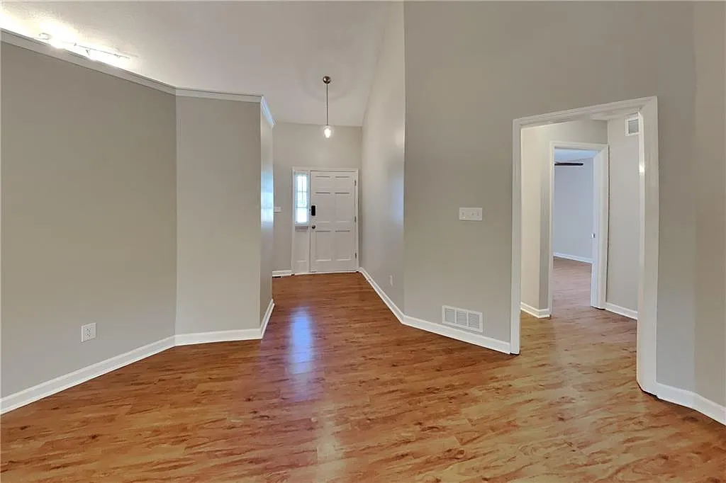 3 bed, 2.0 bath, 1717 sqft, $2,075 — Photo 3