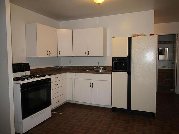 3rd image of 4926 Sutherland Dr