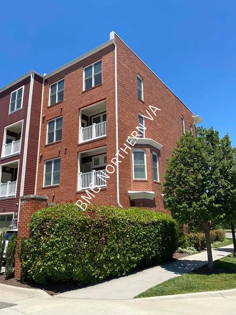 Stunning 3 Bedroom 2.5 Bathroom Brick, End Unit Condo Townhome In Prestigious Potomac Yard — Photo 1