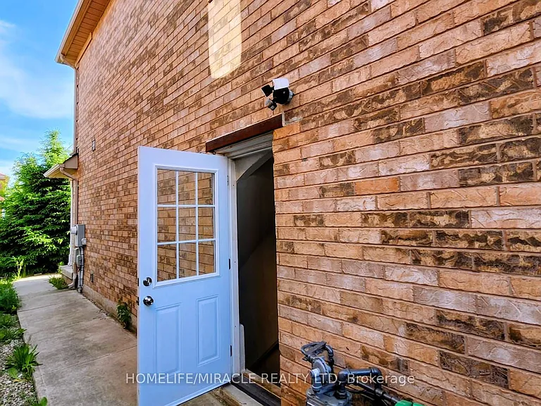 102 Whiteface Cres — Photo 18