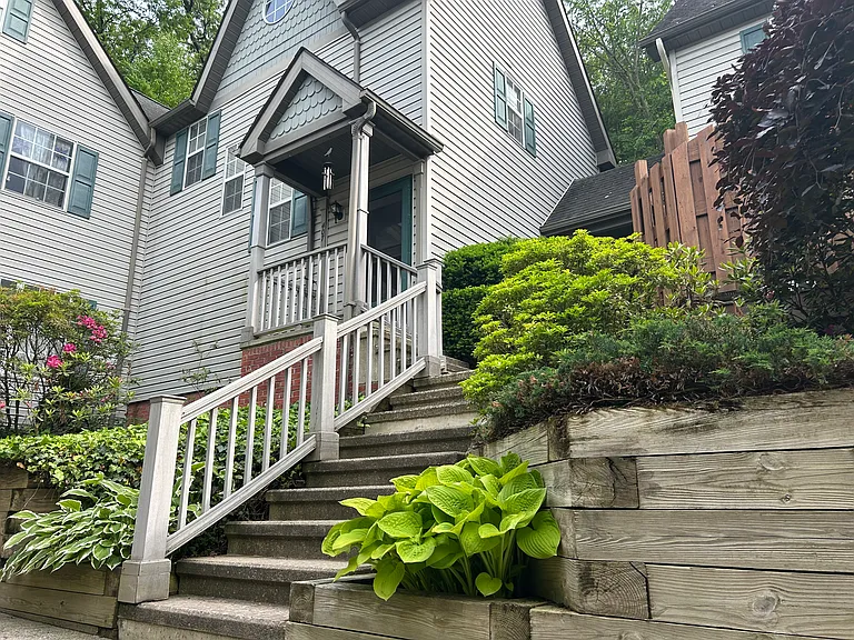 407 Walnut Grove Rd — Photo 1