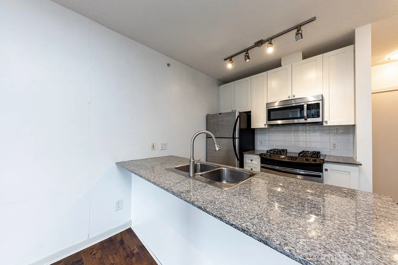 480 Robson St — Photo 3