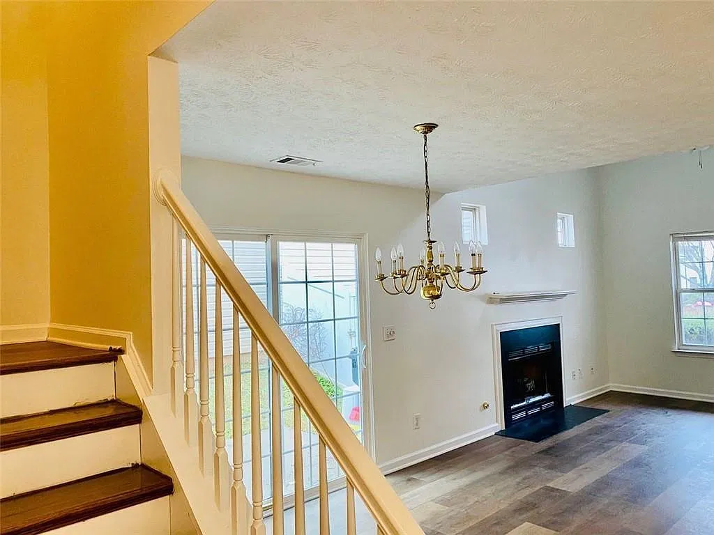 2 bed, 2.5 bath, 1308 sqft, $2,095 — Photo 2
