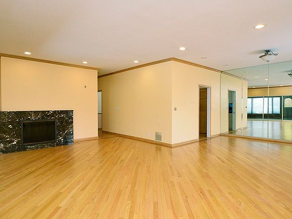 2nd image of 6437 N Kolmar Ave