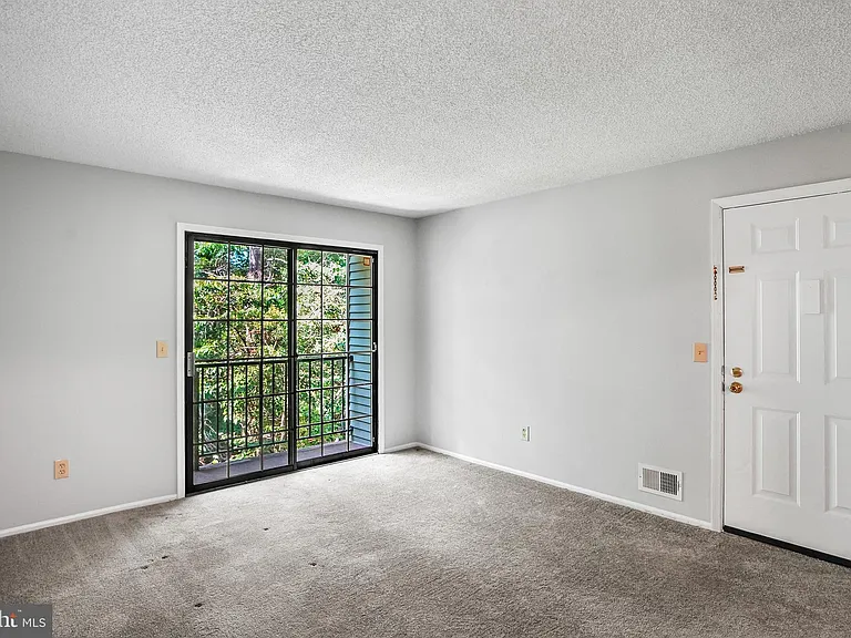 99 Sussex Pl — Photo 4