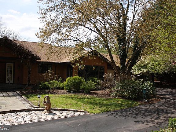 2nd image of 810 Merrybell Ln