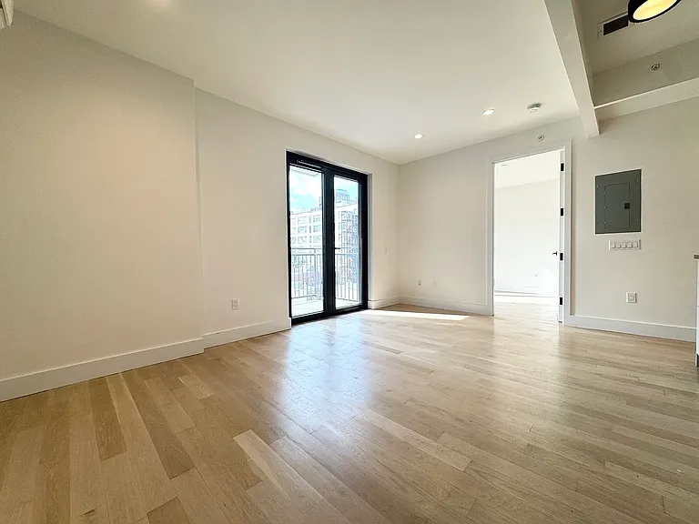 260 Gold St #917 — Photo 2