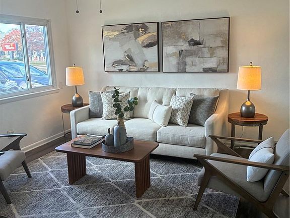 2nd image of 220 S Rosemont Rd