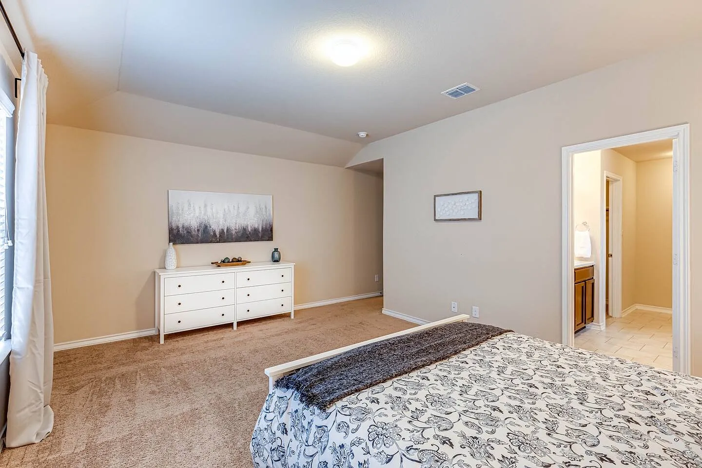 3 bed, 2.5 bath, 2300 sqft, $2,500 — Photo 4