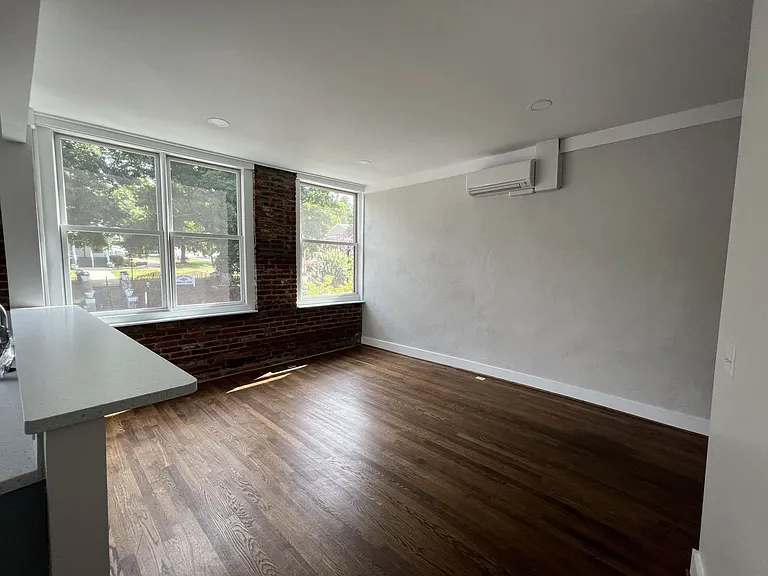 599 W King St — Photo 8