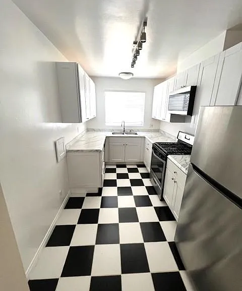 1288 Barry Ave #6 — Photo 15