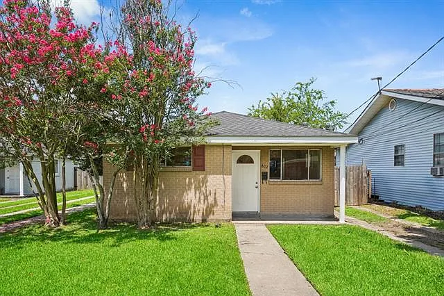 2 bed, 1.0 bath, 680 sqft, $1,300 — Photo 1