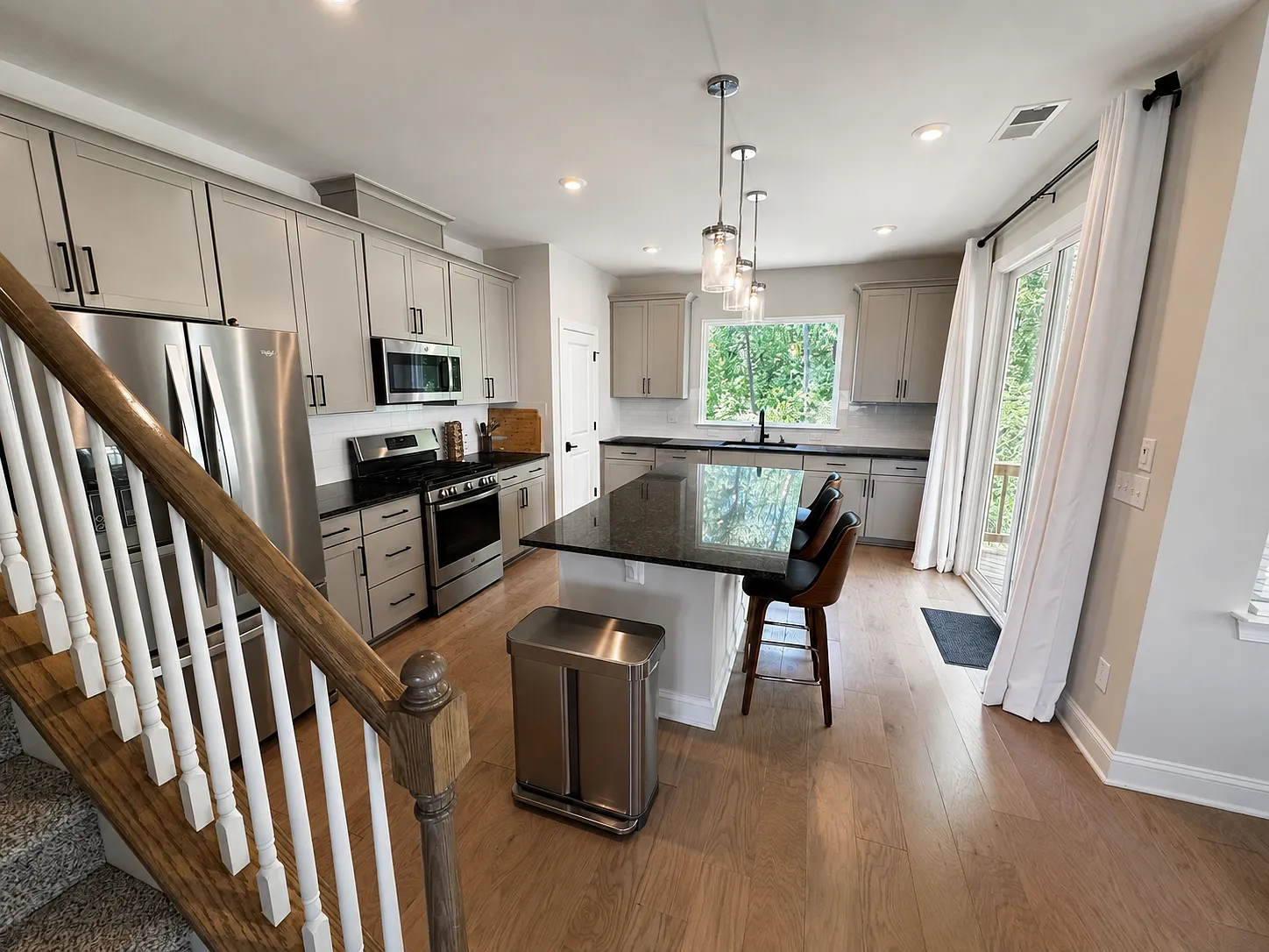 3 bed, 2.5 bath, 2394 sqft, $2,495 — Photo 2