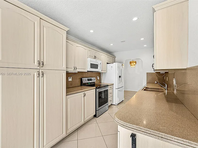 2832 NW 10th Ave — Photo 12