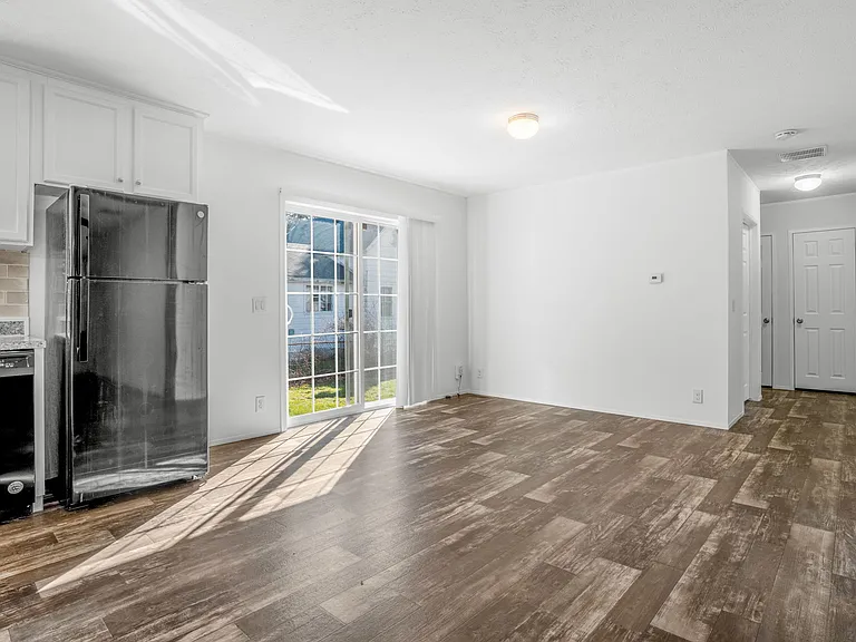 204 E 11th St #1 — Photo 24