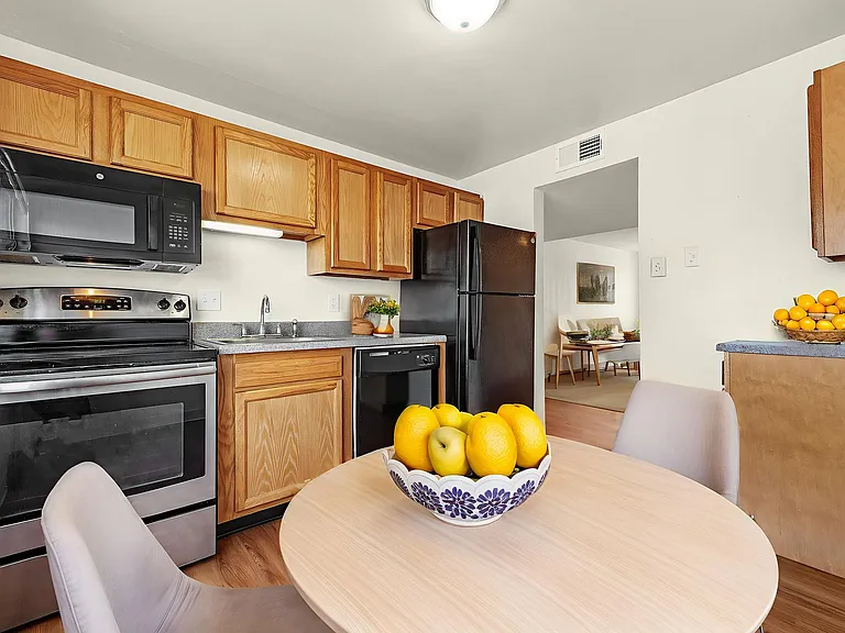 COURTYARD GARDENS APARTMENTS — Photo 3