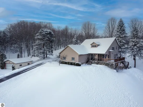 10155 E Shady Ln, Suttons Bay, MI 49682