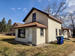 225 S Main St, Iola, WI 54945