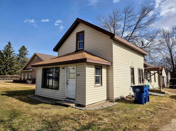 225 S Main St, Iola, WI 54945