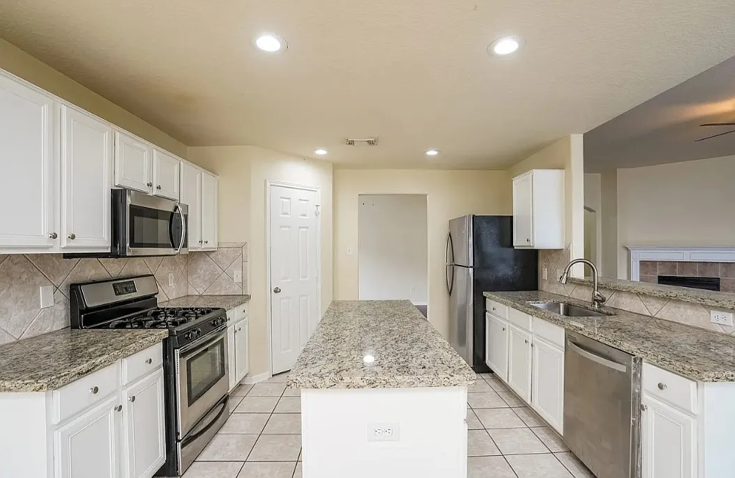 4 bed, 2299 sqft, $2,250 — Photo 4