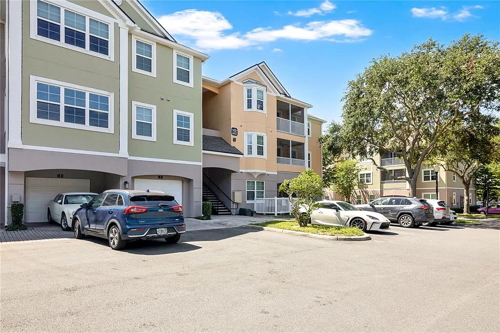 3 bed, 2.0 bath, 1260 sqft, $2,100 — Photo 2