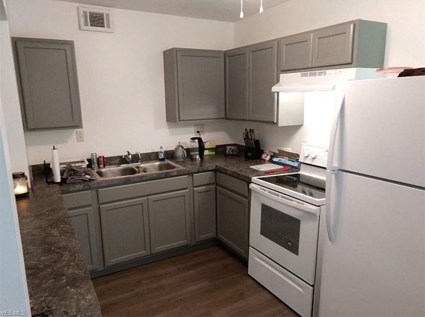 1st image of 208 1/2 E Main St