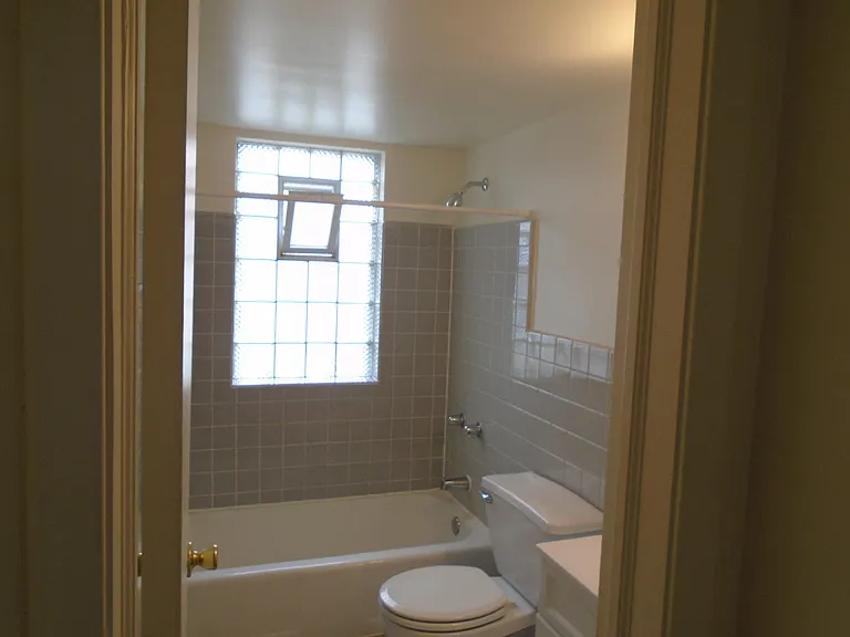 Tower Apts (1609) — Photo 7