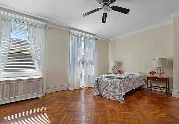 4th image of 39 Midwood St