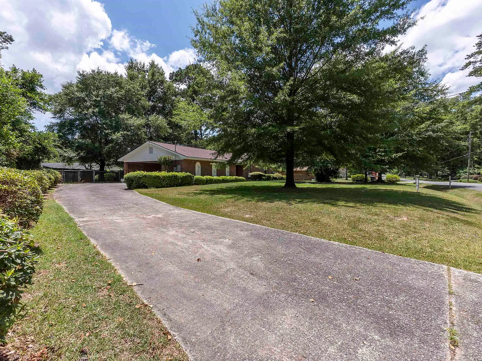 3 bed, 2.0 bath, 1647 sqft, $3,490 — Photo 3