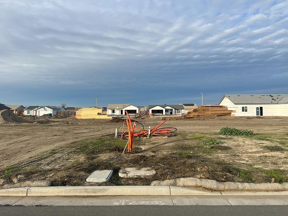 2nd image of 652 W Pin Oak Avenue