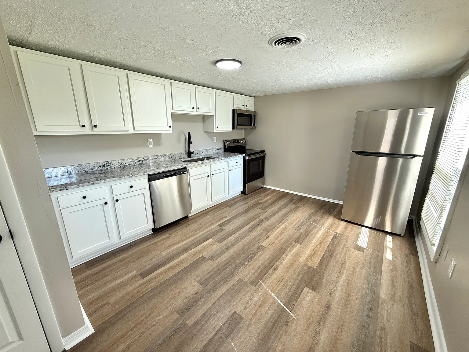 2 bed, $1,400 — Photo 4