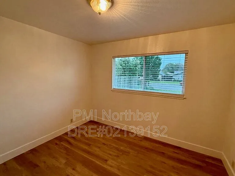 1019 Wallace St — Photo 10