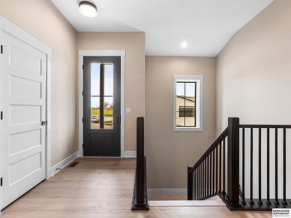 3rd image of 815 Lakeview Way