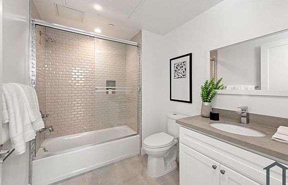 5th image of 667 N Wilton Pl #305
