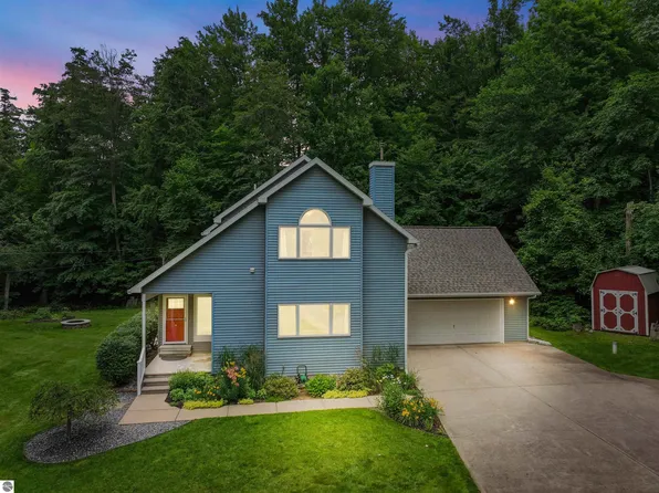 5845 Evergreen Dr, Cadillac, MI 49601