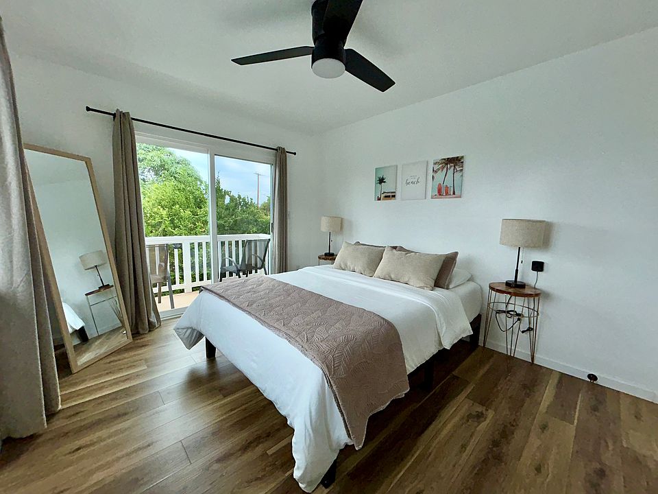 Queen Mattress , split AC, closet, balcony with ocean and mountain views