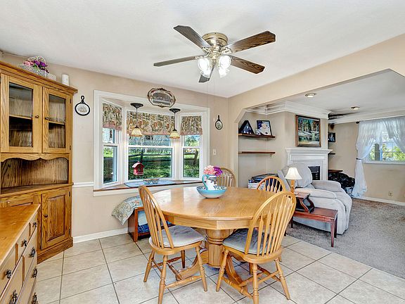 3rd image of 2487 Grandview Rd