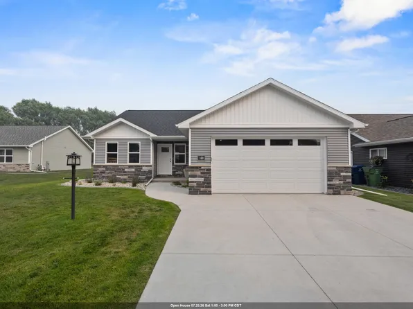 160 Golf Course Dr, Wrightstown, WI 54180