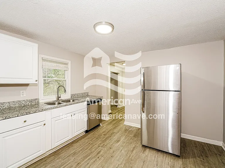 1483911_007_kitchen_7.jpg