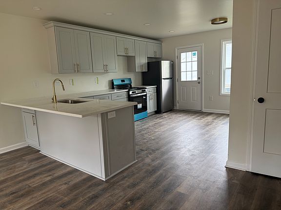4th image of 212 Reich St