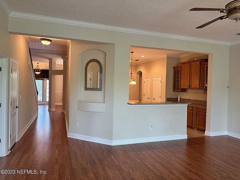 1439 Barrington Cir — Photo 5