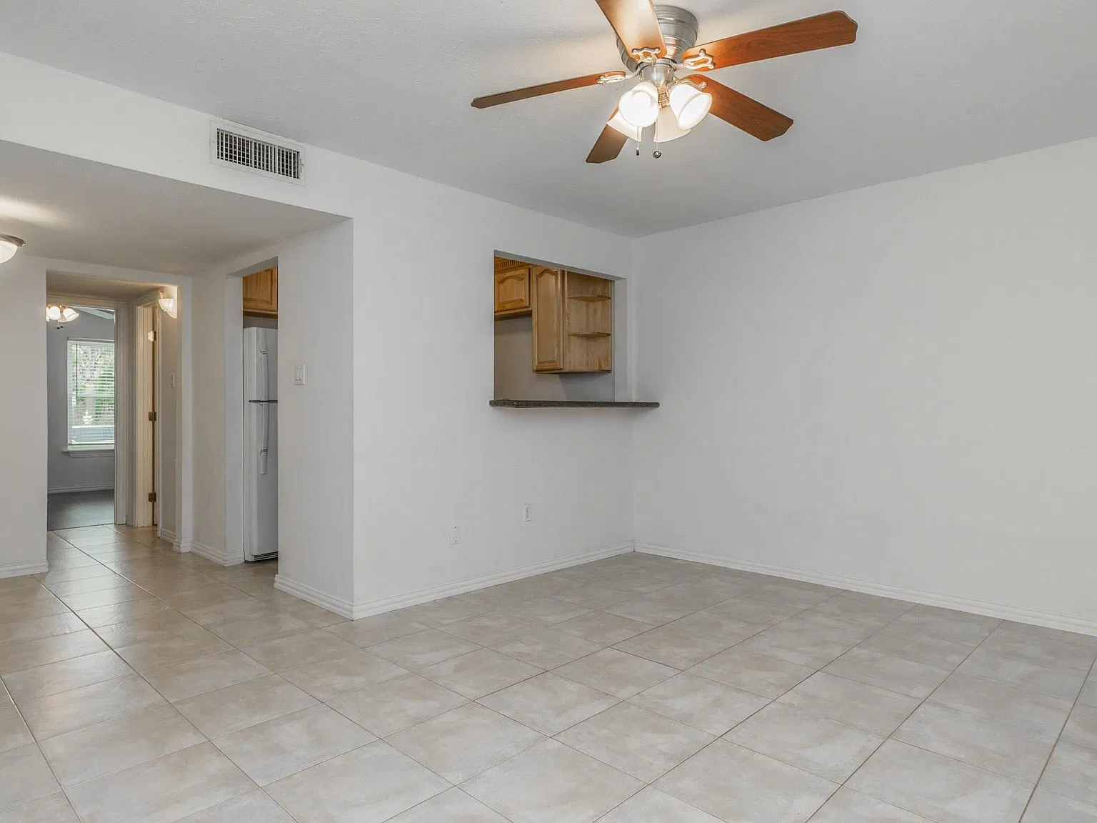 1 bed, 1.0 bath, 750 sqft, $975 — Photo 2
