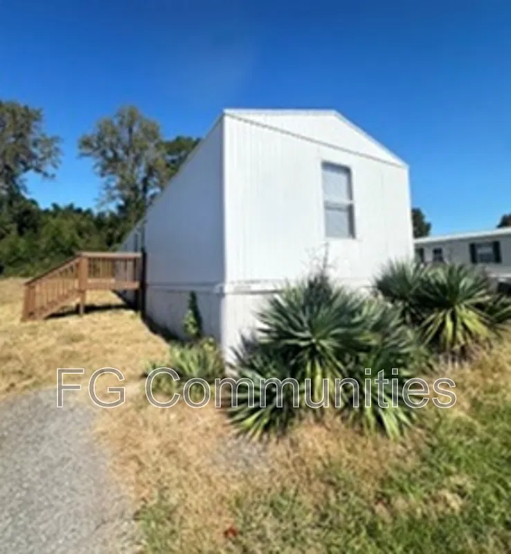 3 bed, 2.0 bath, $975 — Photo 1